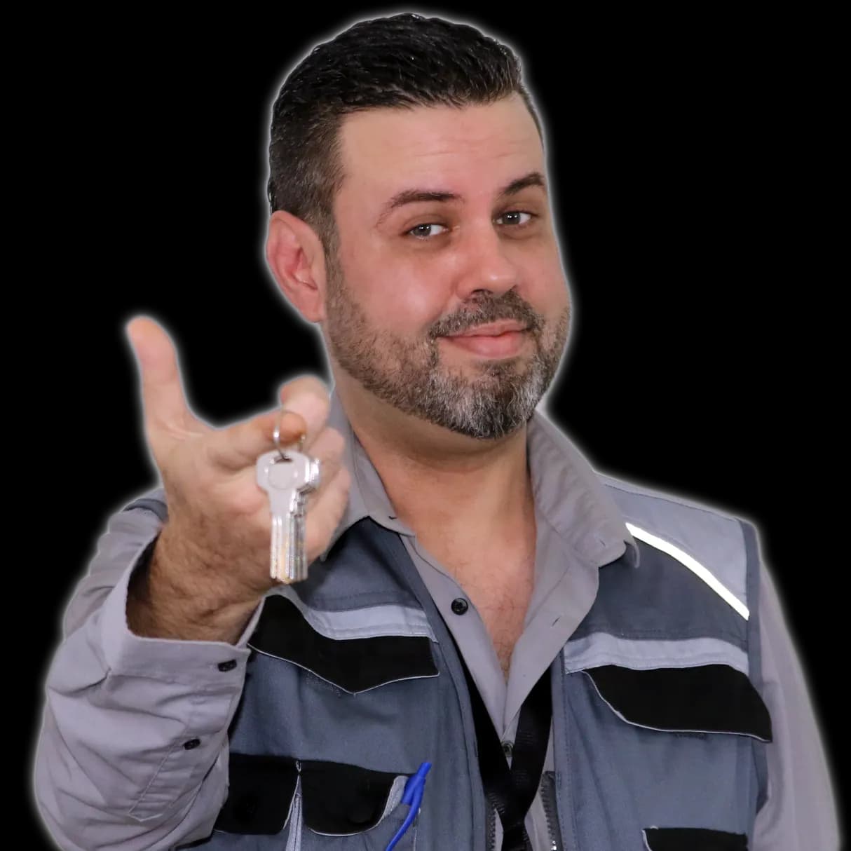 Alex, cerrajero en Tarragona, con las llaves en la mano